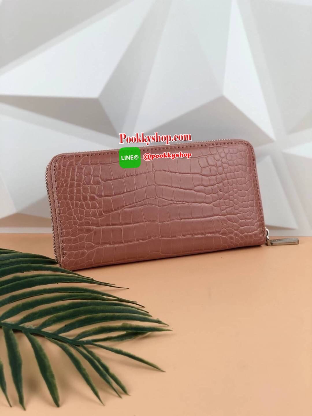 CHARLES & KEITH CROC-EFFECT MINI LONG WALLET กระเป๋าเงินใบยาวซิปรอบ ตัวหนังกระเป๋าพิมพ์ลายจรเข้ (croc) ด้านนหน้าปั๊มแบรนด์ เปิดปิดแบบซิปรอบ ก้านในจุบัตรได้ถึง 12 ใบ มีช่องซิปใส่เหรียญตรงกลาง จุบัตรจุแบงค์ สามารถใส่ iPhone plus ได้ค่า มีใบเดียวใช้ออกไปซื้อ