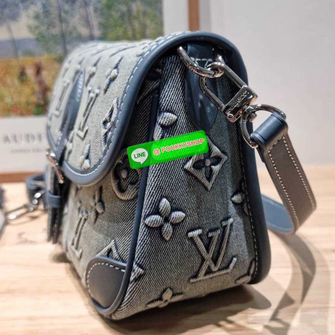 LV diane monogram washed denim bag 🔆 Details ใหม่ล่าสุด กับกระเป๋าทรงสุดฮิต คลาสสิคและเป็นอีกหนึ่ง signature ที่มาในรูปแบบ washed denim สวยดูแพงสุดๆ มาพร้อมสายสะพายถึง 3 แบบ สายคล้องไหล่ สายสะพายข้างแบบหนังและแบบสปอร์ต ทำให้สามารถปรับเปลี่ยนใช้งาน