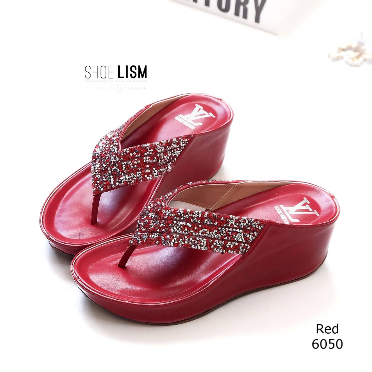 สินค้าพร้อมส่ง มาใหม่ล่าสุด รองลำลองส้นเตารีด แบบคีบ วัสดุpu พื้นซับบุนวมนุ่ม เพิ่มความหรูดีไซน์สุดเกร๋ แต่งอะไหล่เพชรสวยแปลกตาไม่ซ้ำใคร ใส่สบาย สวมใส่ง่าย สวยมีสไตล์แมทซ์เสื้อผ้าง่าย สาวๆควรมีติดตู้ไว้เลยน้า!!