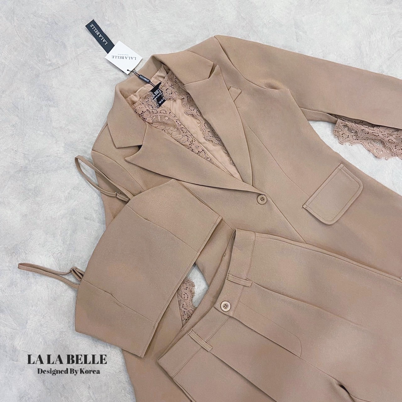 ชุดเซทแฟชั่น เซต 3 ชิ้นผ้าสูทอัดกาวอย่างดีผ้าดีทรงสวย เสื้อครอปสายเดี่ยว เสื้อสูทคอปกแขนยาว เกงขายาว