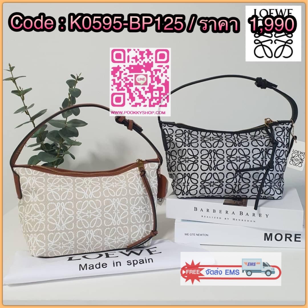 RESTOCK!! 💙🤎 LOEWE CANVAS BAG VIP GIFT WITH PURCHASE (GWP) พรีเมี่ยมกิ๊ฟ Limited จาก LOEWE HAUTE PARFUME DUTYFREE COUNTER วัสดุ CANVAS ตัดหนังแท้ ดีไซน์ทรงยอดฮิตประจำปีเลย! ปักโลโก้แบรนด์บนผ้าทั้งใบเป็นเอกลักษณ์ เปิดปิดด้วยซิปยาวภายในโล่งก