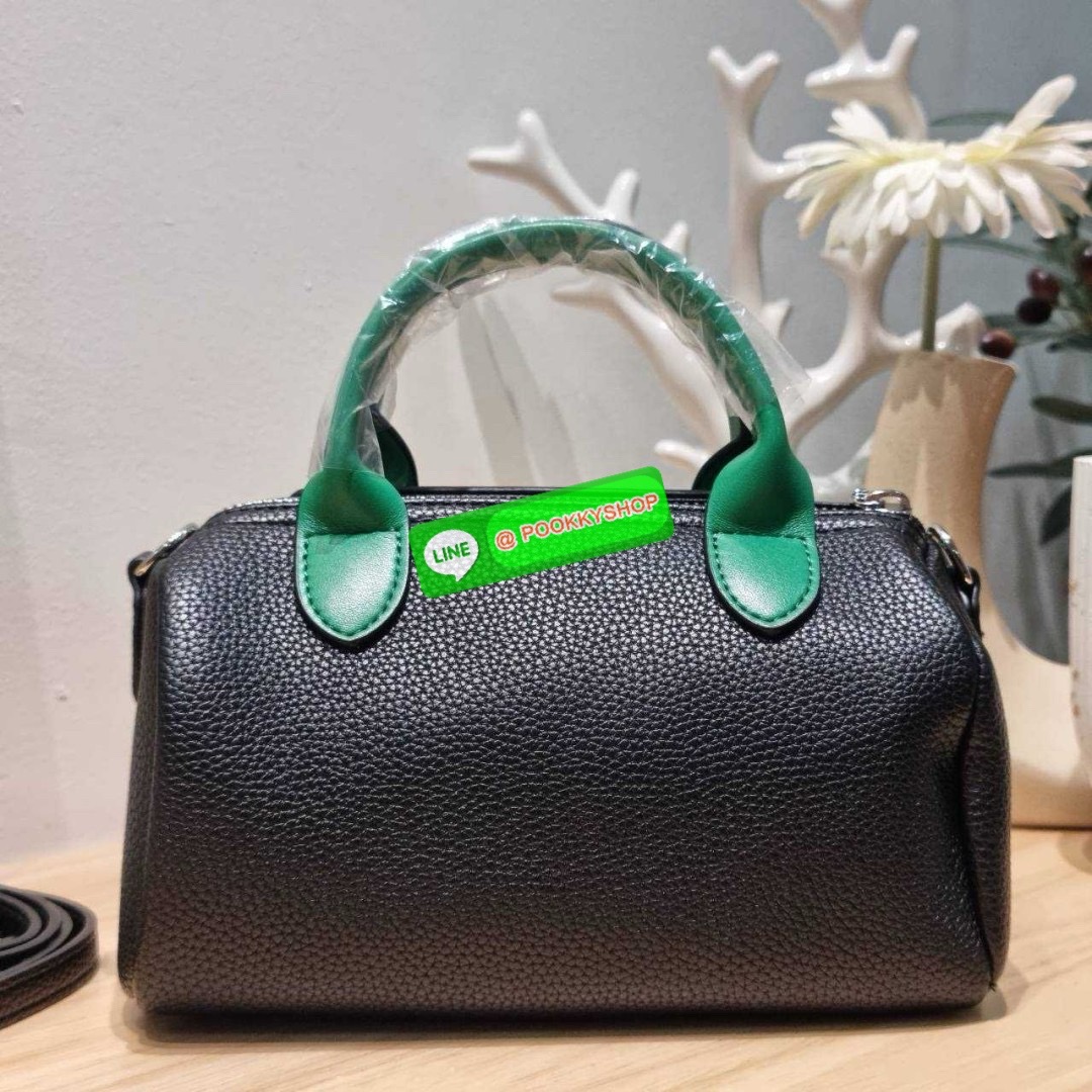 Longchamp le pliage xtra XS leather crossbody bag 🔆 Details มาใหม่! กับกระเป๋าถือ/สะพายรุ่นยอดฮิต ที่มาในดีไซน์ทูโทน โดดเด่นมีกิมมิค น่ารักน่าใช้สุดๆ รูปทรง cylinder ใช้งานง่าย ฝากระเป๋ามีช่องเล็กๆให้ได้ใส่บัตร ใส่ธนบัตรแบบหยิบจับง่ายๆ ช่องหลักเป็