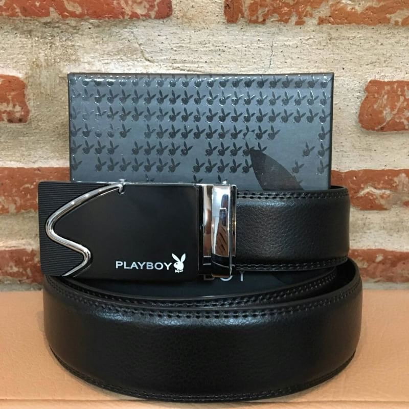 DON'T MISS! PLAYBOY MEN LEATHER BELT (Free Size) เข็มขัดหนังสีดำรุ่นสุดฮิตจาก Playboy หัวเข็มขัดโลหะดำตัดเงินปั้มโลโก้คุณภาพดีตามแบบฉบับของแบรนด์ดีไซน์คลาสสิคเข้าได้กับทุกชุดสามารถปรับได้หลายระดับ มาพร้อมกล่องแบรนด์สามารถมอบเป็นของขวัญได้ ไอเท็มนี้ M