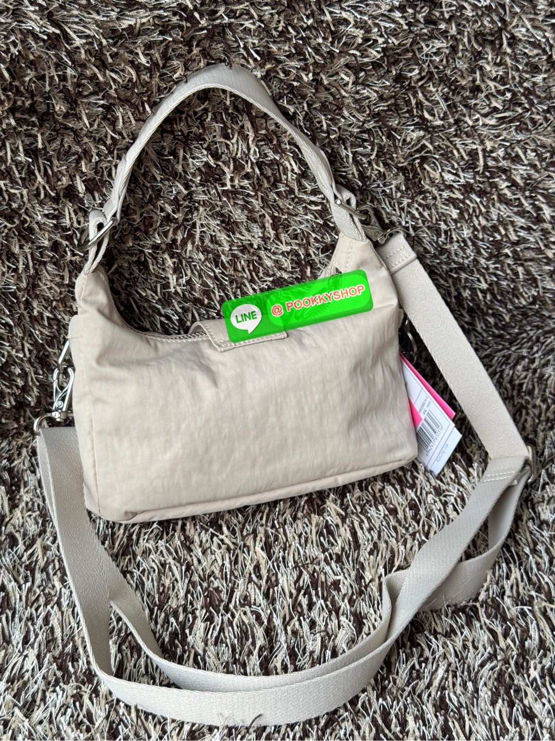 Kipling Syro Shoulder bag กระเป๋าในสไตล์มินิมอล แต่สามารถใส่สิ่งของได้ครบครัน มีทั้งช่องซิปภายในและนอก น้ำหนักเบา มีสายสะพายครอสบอดี้ได้