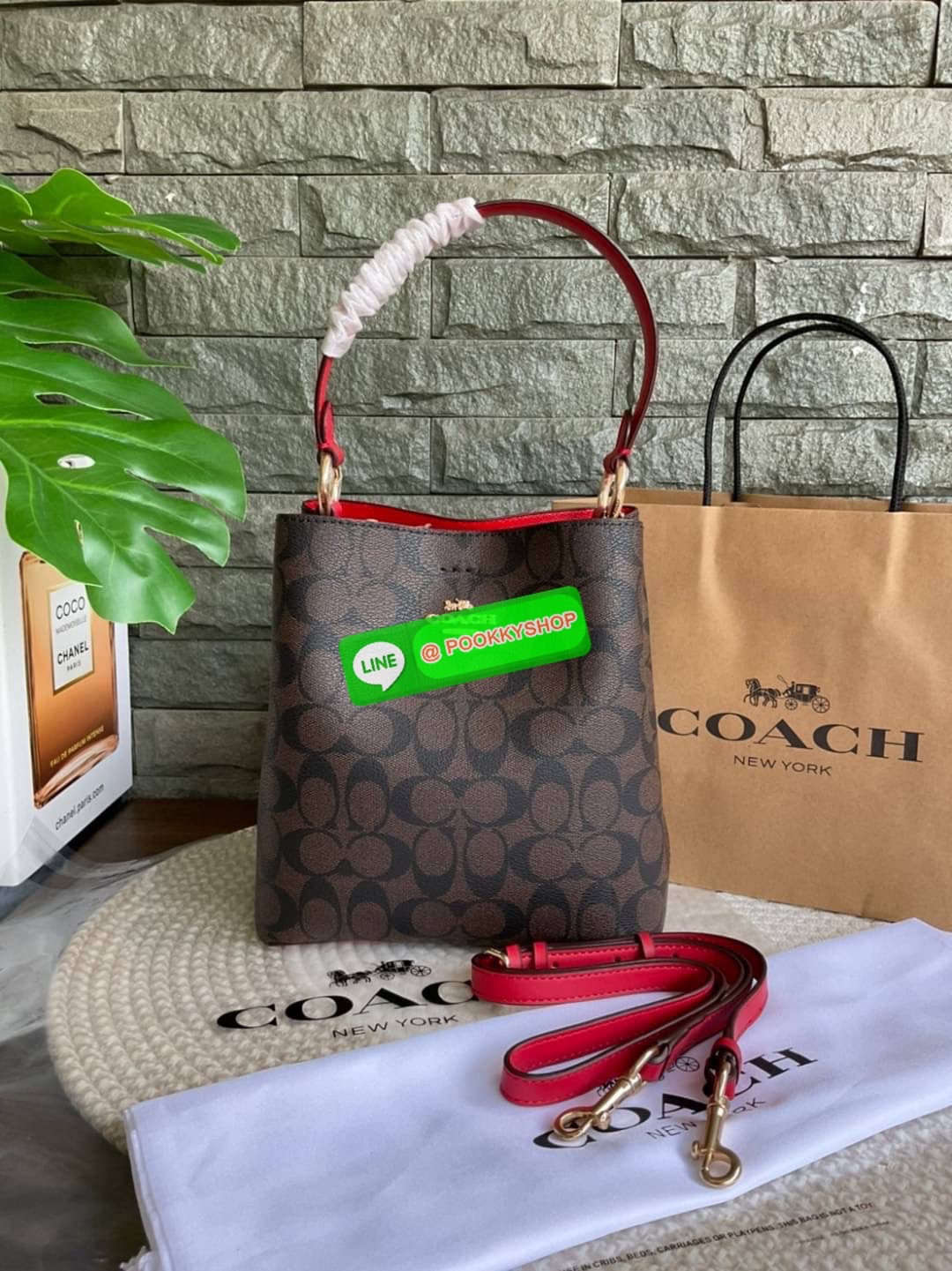 COACH SMALL TOWN BUCKET BAG IN SIGNATURE CANVAS รุ่น 2312 Collection บักเก็ตคลาสสิค รุ่นยอดนิยม กำลังมาแรงมากๆ กระเป๋าสะพายไหล่ และ Cross Body วัสดุหนังแคนวาสอย่างดี มาพร้อมสายสะพายสะพายไหล่ถอดออกไม่ได้ / สายสะพายยาว สายถอดออกได้ มี 3 ช่องใช้งาน