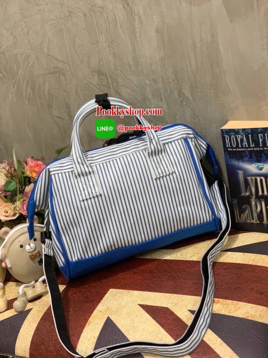 ANELLO MINI SHOULDER BAG MULTI COLOR OS-N047 กระเป๋าสะพายข้าง Multi Colors Collection สีสันสดใสสะดุดตา มี Logo เป็นยางนูนสีดำตัดกับสีกระเป๋า ทำให้ดูน่าใช้มากยิ่งขึ้น (Lining anello) วัสดุpolyester มีลักษณะเฉพาะตัวด้วยสี Two Tone ทั้งตัวกระเป๋า,ซิป,ก้นกระเ