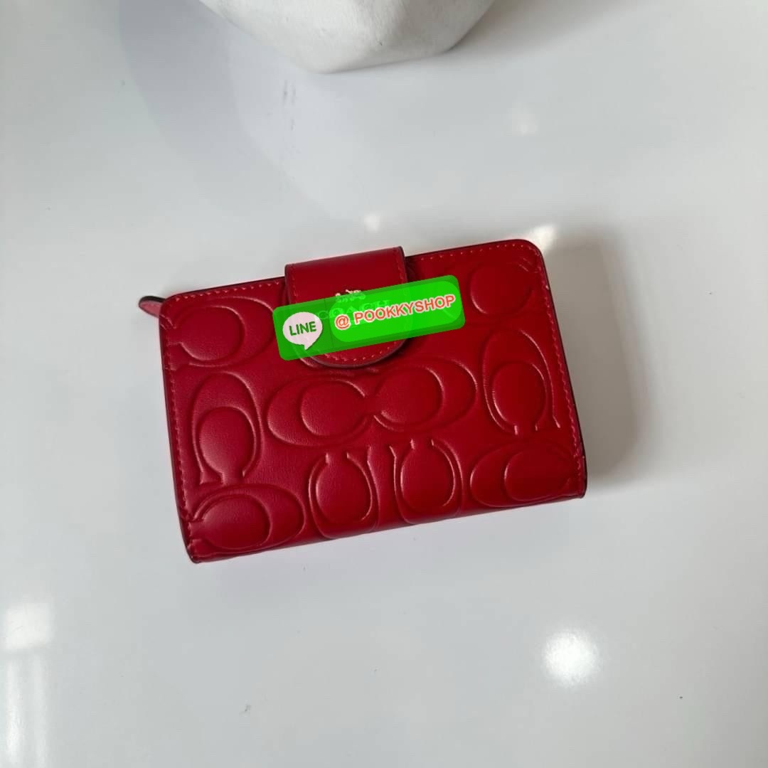 Coach Medium Corner Zip Wallet With Signature Leather 🔖กระเป๋าตังใบกลาง คอลเลคชั่นใหม่ หนังนิ่ม ลายC นูน สวยมาก 🔖วัสดุ: หนังแท้ 🔖เปิด - ปิดแบบกระดุม มีช่องใส่แบงค์ ใส่ธนบัตรได้ทุกชนิด ช่องใส่บัตร ใส่เหรียญ