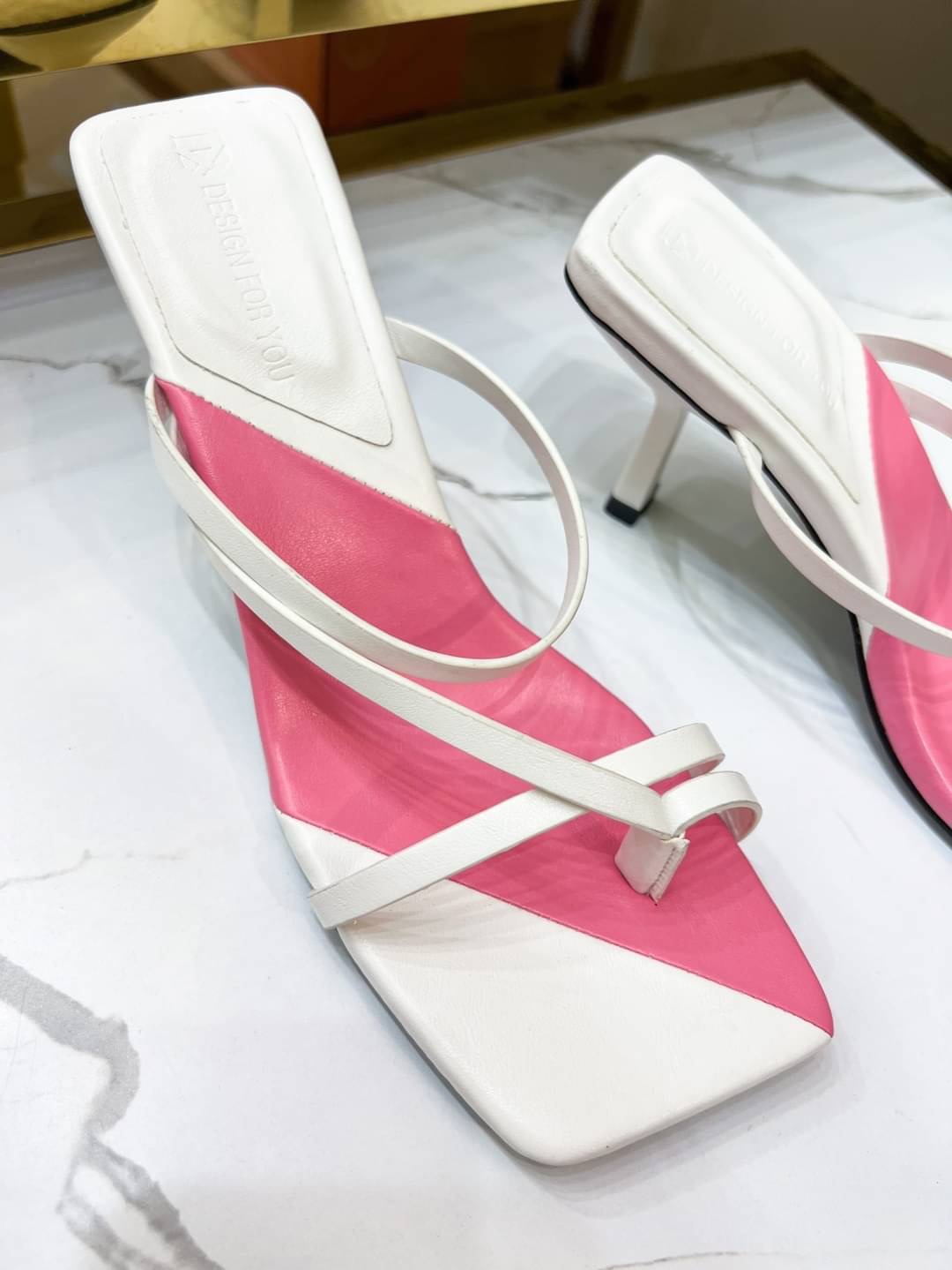 𝙉𝙀𝙒 𝙉𝙀𝙒 ‼️ รองเท้างานเกาหลี ส้นสูงคาดเส้น รุ่นนี้ความเกร๋เป็นสีทูโทน น่ารักมากๆ มีมาให้เลือก2สี สาวๆมินิมอลล์ไม่ควรพลาด พื้นนิ่มใส่สบาย แมทช์กับเสื้อผ้าง่ายเกาหลีเกาใจที่สุดค่ะ