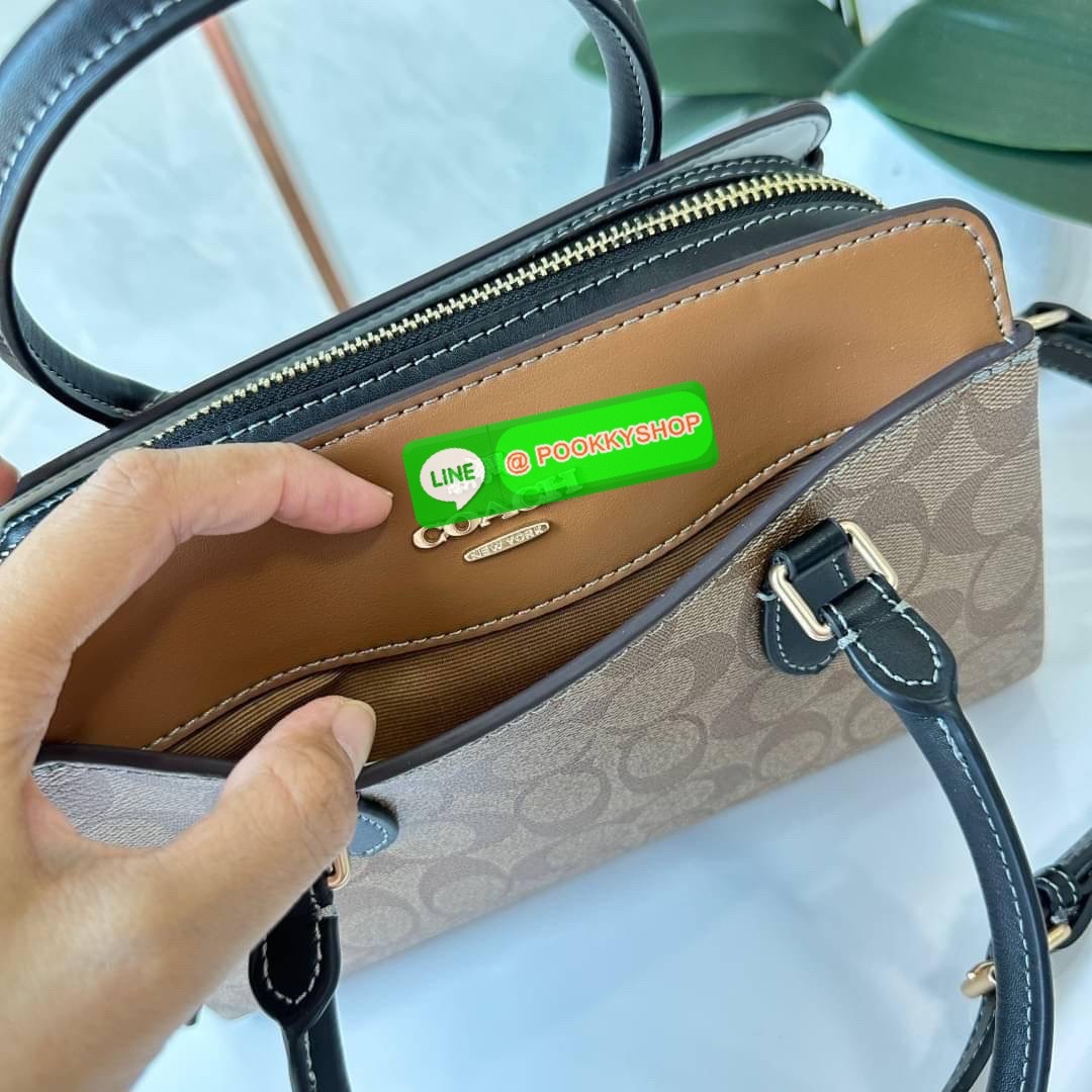 COACH MINI DARCIE CARRYALL IN BLOCKED SIGNATURE CANVAS (CH287) 👜คอลเลคชั่นใหม่สุดปัง ลุคคุณนายจะถือหรือสะพายข้างก็เริ่ดคะ รูปทรงถังไซส์เล็กวัสดุแคนวาสตัดหนังแท้ สายสะพายข้างถอดออกได้ มีหูหิ้วในตัว ภายในเป็นช่องโล่ง กว้างมีช่องแบ่งสัดส่วนใส่ของได้ค