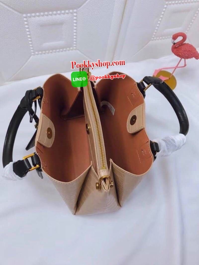 New arrival!! CHARLES & KEITH กระเป๋าถือ/สะพาย วัสดุ Saffiano คุณภาพดี น้ำหนักเบา ด้านหน้าประดับด้วยโลโก้แบรนด์สุดหรู เปิดปิดกระเป๋าด้วยกระดุมแม่เหล็กและซิป ด้านในโล่งกว้างมีช่องซิปสำหรับใส่ของ ใส่กระเป๋าสตางค์ใบยาวได้ Iphone+ได้ทุกรุ่น จุของได้เยอะ มาพร้