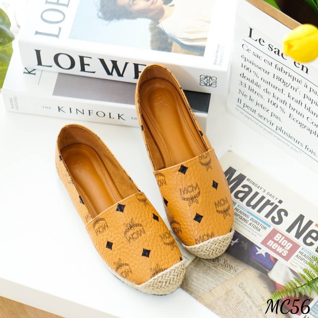 พร้อมส่ง รองเท้าผ้าใบM ซี M ทรงสลิปออน แบบสวม งานหนังPU แท้ นิ่มมาก สกรีนโลโก้ชัด ด้านใน ซับหนังกำมะหยี่ นุ่มมาก ทรงสวย ใส่สบายยย ตัวส้นหนา1นิ้ว งานสวยมาก เก็บหน้าเท้าได้ดี งานปั้มแบรนด์ กล่องเรียบ