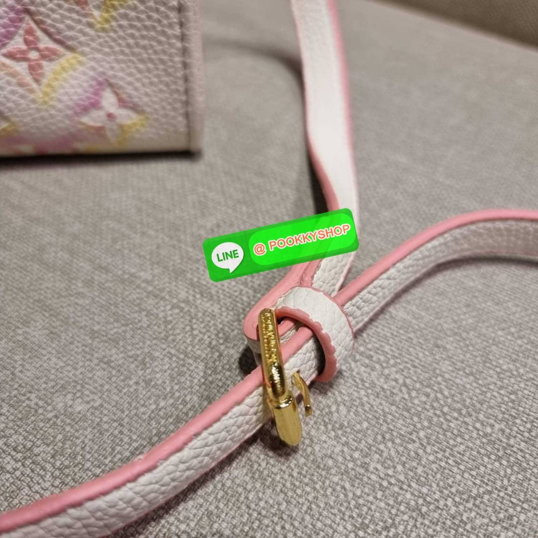 New arrival!! LV crossbody tote bag ดีไซน์ใหม่ น่ารัก ละมุน น่าใช้มาก จากเคาน์เตอร์ dutyfree กระเป๋าทรงโท้ทที่ใครเห็นต้องเป็นคลั่งรัก ดีไซน์คลาสสิค ผู้ดี หรูหรา โทนสีใช้งานง่าย ทุกสไตล์ วัสดุหนัง pepble มาพร้อมหูจับในตัว คล้องแขนก็ดูแพง หรือจะเกี่ยวสายครอ