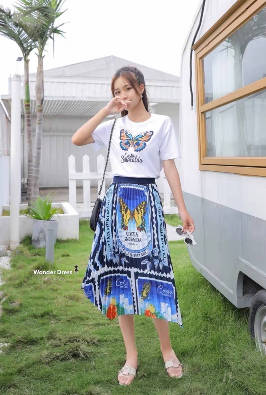 NEW ARRIVAL KOREA DESIGN BY WONDER DRESS สินค้าพร้อมส่งจร้า เซทเสื้อกับกระโปรงงานสวยน่ารักมากคะ ดีเทลเสื้อยืดผ้าคอตตอนสีขาว พิมพ์ลายผีเสื้อสวยงาม จับคู่มากับกระโปรงอัดพีช ลายผีเสื้อโทนสีน้ำเงิน ช่วงเอวกระโปรงเป็นยางยืด สวยงามสวมใส่ได้ตลอดเลยคะ