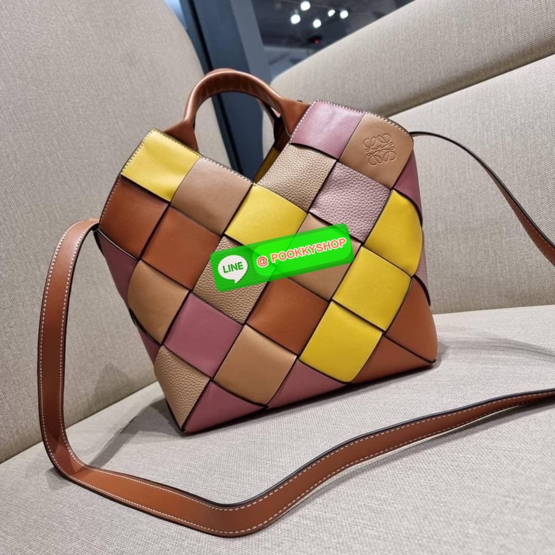 LOEWE SURPLUS LEATHER WOVEN BASKET BAG IN CLASSIC CALFSKIN ใหม่ล่าสุดและสวยที่สุด กระเป๋าสะพานที่ถักทอด้วยความปราณีต โดดเด่นด้วยสีที่จับมาคอนทราสได้ลงตัว ใบใหญ่จุได้แบบเน้นๆ วัสดุหนังวัวแท้เต็มใบ หรูเลิศ ปากกระเป๋ามีสายหนังสำหรับผูกรวบปากกระเป๋า ภายในโล่ง