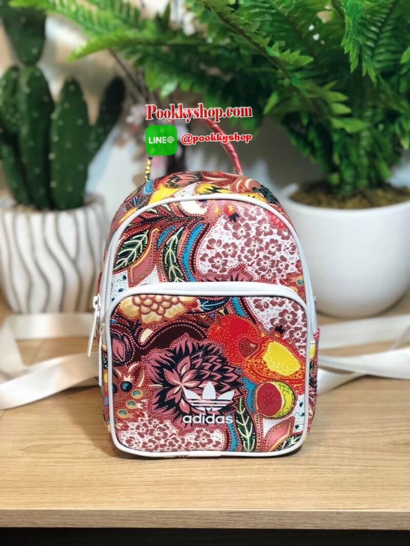 ADIDAS MINI BACKPACK กระเป๋าเป้หรือสะพายหนังPu คุณภาพดี สไตล์ Sport ขนาดมินิ น้ำหนักเบา ด้านหน้ามีโล้โก้และช่องซิป เปิดปิดด้วยซิปสะดวกใช้ หัวซิปแบรนด์ ภายในมีช่องใส่ของ หูจับถนัดมือ สายสะพายปรับได้ตามต้องการ สามารถสะพายเป็นเป้ หรือกระเป๋าสะพาย Crossbody ใ