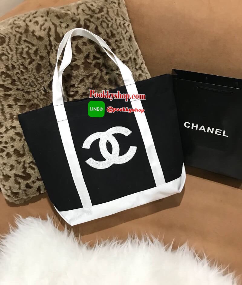 พร้อมส่งไอเท็มใหม่! Chanel Beaute Large Shopping Bag VIP Gift With Purchase (GWP) กระเป๋าสะพายพรีเมี่ยมกิ๊ฟ Limited Edition ของแท้จากเคาน์เตอร์ Chanel Beaute วัสดุ Canvas คุณภาพดีเนื้อหนาอยู่ทรงสวยใบใหญ่ด้านหน้าประดับกริสเตอร์โลโก้แบรนด์วิ้งๆ เปิดปิดด้วยก