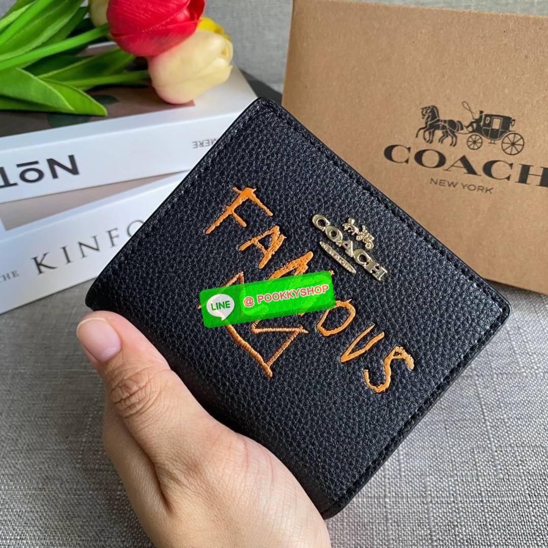 COACH X JEAN MICHEL BASQUIAT SNAP WALLET (COACH C5614) 🛍กระเป๋าสตางค์ใบเล็ก พกพาสะดวก วัสดุหนังแท้ ทนทาน เปิด-ปิดด้วยกระดุม ภายในมีช่องใส่บัตร ใส่ธนบัตรได้ทุกชนิด พร้อมช่องซิปแยกใส่เหรียญคะ