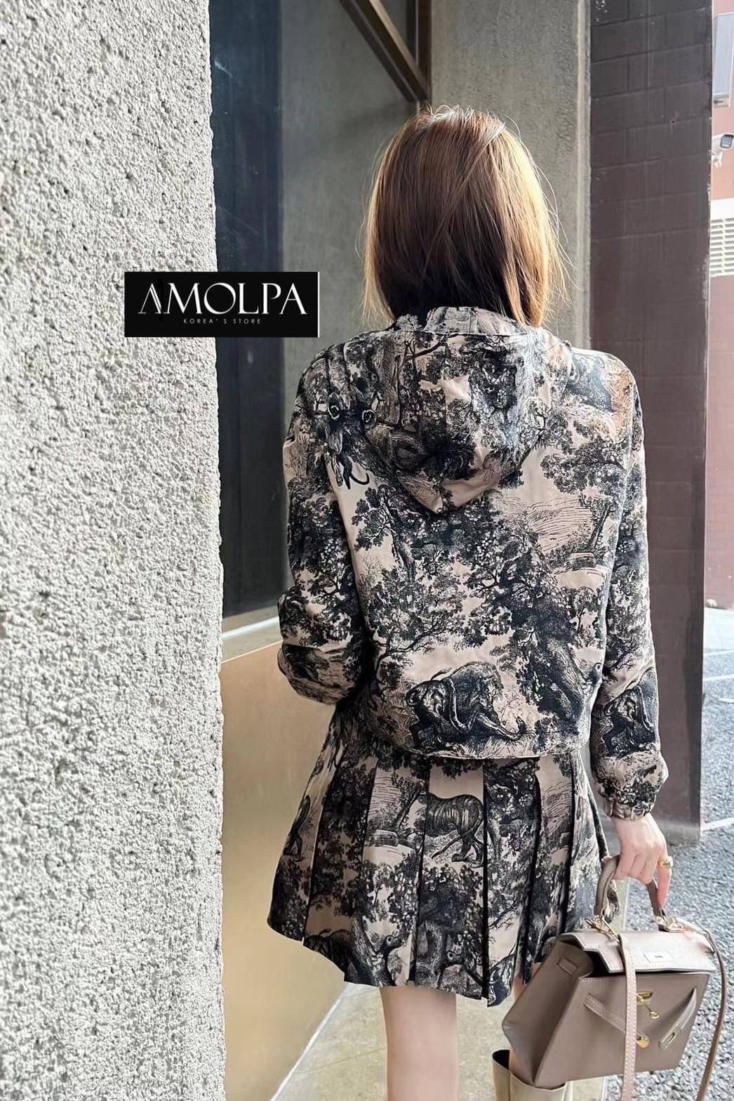 SET HOOD DIOR Classic Original 2023SS ตัวเสื้อเป็นเสื้อคลุมมีฮู๊ดดด มาพร้อมกระโปรงจีบรอบทรงสวย สวยเด่น ผ้าใส่สบายมากกกก เนื้อผ้าดีมากๆค่ะค๊าลูกค้า ใส่แล้วไม่ร้อนระบายความร้อนได้เป็นอย่างดีเลย ผ้าเย็นๆ ใส่สบายสุดๆ แมทซ์กับอะไรก็สวย เข้ากันได้ดี ป้าย Tag DI