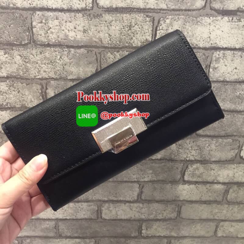 พร้อมส่ง (ชนช็อป!) NEW Arrival! CHARLES & KEITH TURN-LOCK WALLET กระเป๋าสตางค์ใบยาวคอลเลคชั่นใหม่ล่าสุด วัสดุหนังเรียบ เปิดปิดด้วยตัวล๊อคปั้มโลโก้สวยหรู ภายในมีช่องซิปเเละช่องใส่บัตรหลายช่อง ใส่ธนบัตร เหรียญ มือถือ iphone ได้ ด้านหลังปั้มโลโก้ หัวซิปปั๊มโ