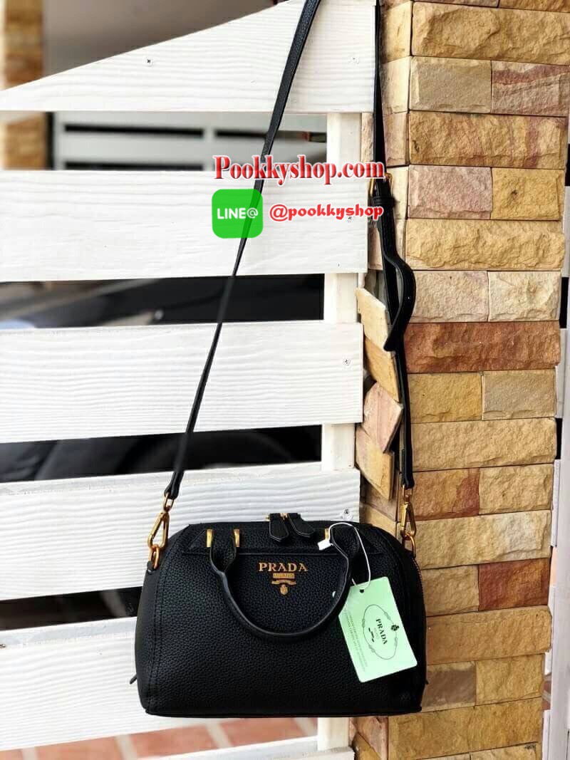 Prada Limited edition กระเป๋าอเนกประสงค์ทรงสวยหนังลายคาเวียร์มีสายยาว เลิศมาก ขนาดกำลังดี ใช้แล้วสวยมากๆ น้ำหนักเบา อะไหล่ทองหรูมาก จุของคุ้ม มี3ช่องหลัก เปิด-ปิดด้วยซิป งานเกินราคารับประกันค่ะ