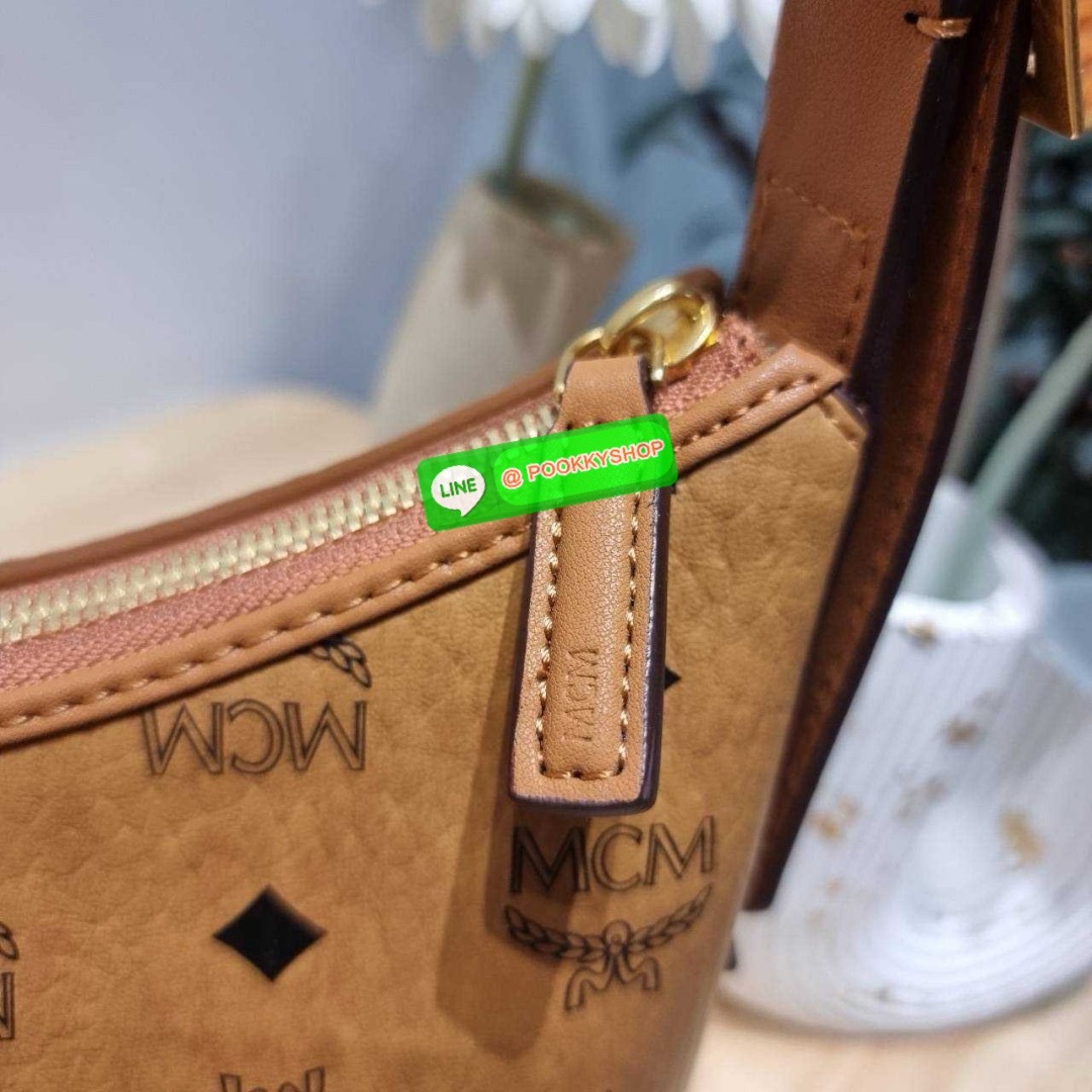 MCM AREN HOBO IN VISETOS 🔆 Details ฮอตฉ่ำมาก! กับกระเป๋าสะพายทรงโฮโบ ทรงสวยมาก ขนาดกำลังดี จุของได้เยอะ ใช้งานสะดวกด้วยการรูดซิป พิเศษแถมพวงหนังและชุดกุญแจล็อคมาให้ด้วย ถอดออกได้ นำไปใช้กับกระเป๋าใบอื่นได้ด้วย ภายในโล่งกว้าง ใส่ของสำคัญได้อย่างครบ