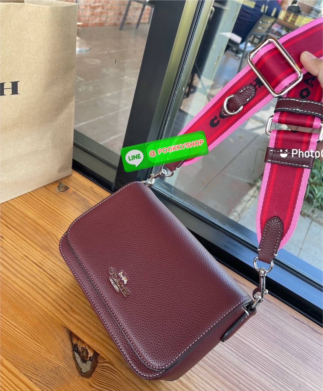 COACH CH483 – Camera Bag Strap Logo สุดจี๊ด รุ่นยอดนิยม โดดเด่นด้วยสายสะพายผ้าแถบโลโก้ COACH สีน้ำตาล -ดำ สะดุดตาไม่ซ้ำใคร! ดีไซน์ทรงกล่องกระทัดรัด ใส่มือถือ กระเป๋าสตางค์ และของใช้ประจำวันได้ครบ วัสดุ Signature coated canvas + หนังแท้ มาพร้อมฮาร์ดแวร์ทอง