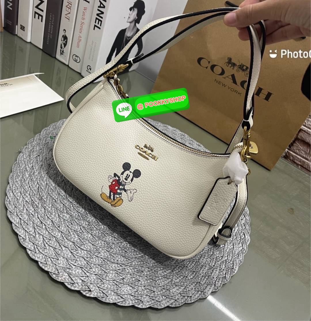 COACH CM859 Disney X Coach Teri Shoulder Bag With Mickey Mouse (mouse)✨ Coach CM859-กระเป๋าขนาดที่น่ารักจนใจบาง 🌸✨ หนังเรียบ ชัด เพิ่มความหวานแบบมีพลัง ใช้งานง่าย หิ้วก็ได้ สะพายก็สวย สลับสายได้ 2 แบบในใบเดียว น้ำหนักเบา ฟังก์ชันครบ