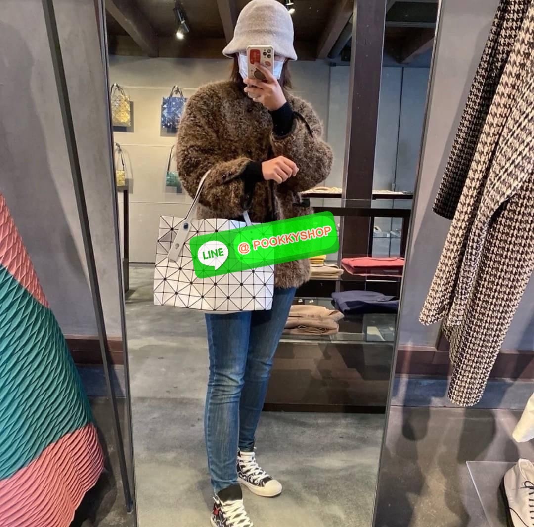 Bao bao Issey Miyake Rock Matte กระเป๋า Bao Bao ซีรีส์นี้จะเป็นทรงสี่เหลี่ยมผืนผ้าและทรงสี่เหลี่ยมจัตุรัส น้ำหนักเบา มีซิปปิดด้านบน ถือเป็นรุ่นที่เหมาะกับการใช้งานในชีวิตประจำวัน สามารถพับมุมและบริเวณด้านล่างของกระเป๋าเพื่อเพิ่มความสะดวกสบายในการใช้งาน ทั