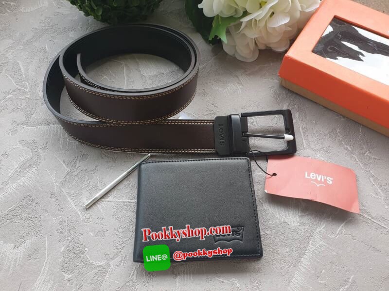 NEW ARRIVAL!! LEVI’S REAL LEATHER BELT & WALLET VALUE PACK ซื้อ1ได้ถึง2ใบ! เซทสุดคุ้ม! ได้ทั้งกระเป๋าสตางค์พับสองตอนและเข็มขัด วัสดุหนังวัวแท้ กระเป๋าสตางค์ปั้มโลโก้ด้านหน้า ภายในมีช่องใส่บัตร ช่องใส่ธนบัตร 2 ช่อง แยกเป็นสัดส่วน เข็มขัดด้านหนึ่งสีดำอีกด้า
