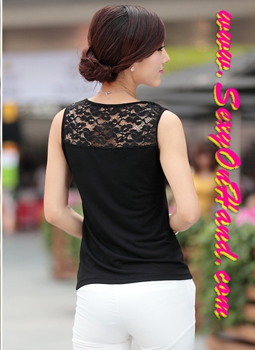 เสื้อกล้ามสีดำ แต่งผ้าลูกไม้ซีทรู ช่วงไหล่ ดำ เนื้อผ้า ยืดและลูกไม้เกรดหรู