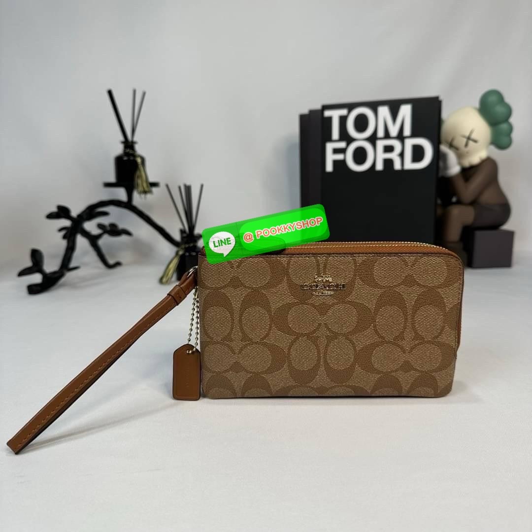 กระเป๋าคล้องมือ COACH 87591 DOUBLE CORNER ZIP WRISTLET IN SIGNATURE CANVAS (COACH 87591 ） กระเป๋าคล้องมือ2เซิปใหญ่ ลายCหนังและ ด้านในเป็นผ้า แบ่งเป็นช่องเล็กๆใส่เหรียญใส่แบงค์ใส่บัตร แล้วแต่จะใส่มีหลายช่อง ใส่โทรศัพท์ได้ทุกรุ่นพร้อมสายคล้องมือ
