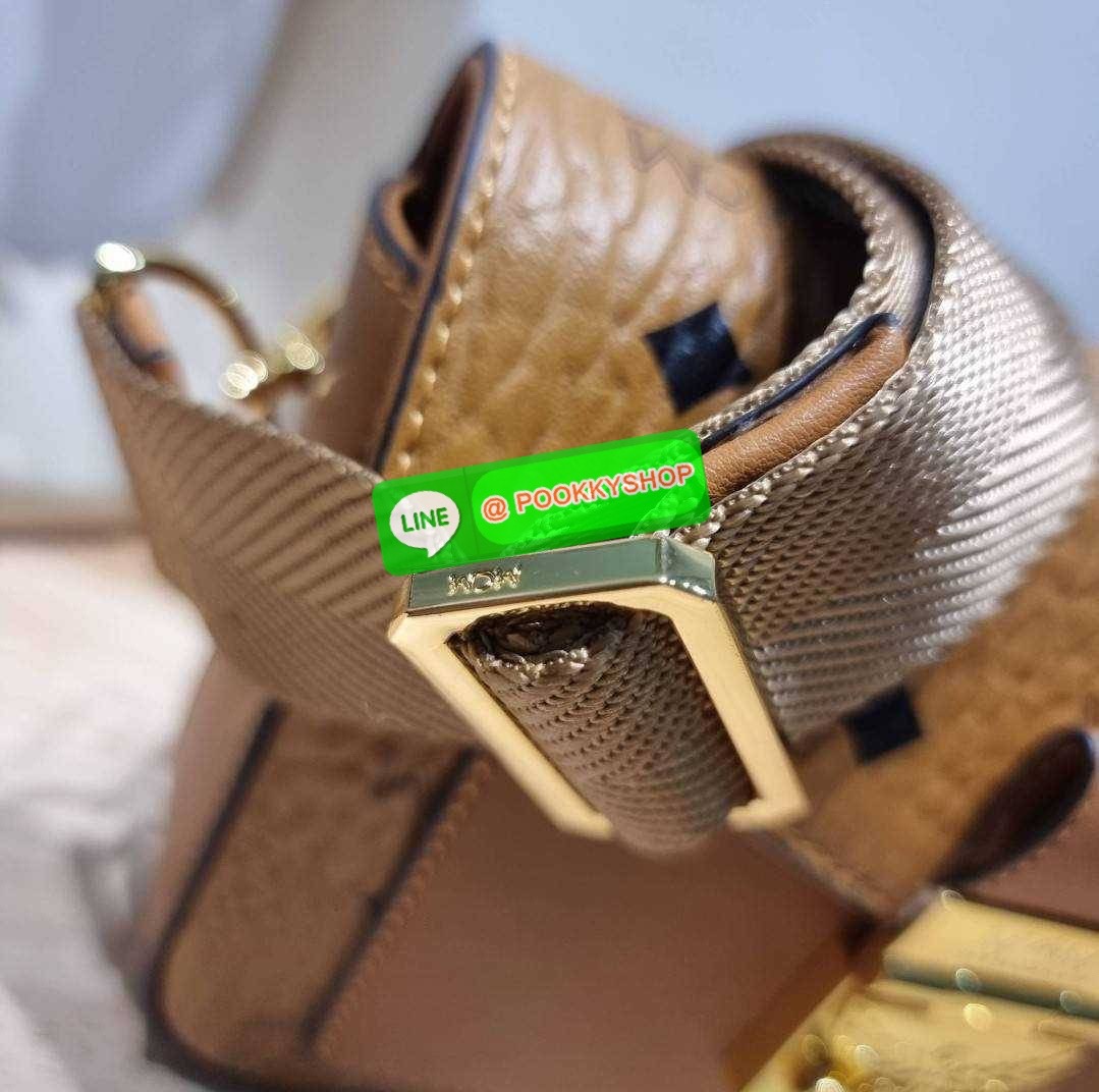 MCM SMALL MILLIE CROSSBODY IN VISETOAS กลับมาแน่นๆกับไอเท็มสุดฮิต!! ดาราเซเลปใช้กันเพียบ กระเป๋าสะพายข้าง ดีไซน์กึ่งสปอร์ต แต่แฝงความหรูในตัว ใช้งานง่ายด้วยขนาดที่พอเหมาะ และสายสะพายสปอร์ตที่สะพายคาดได้สะดวก จะสะพายข้าง สะพายแบบคาดอก ก็ดูดีไปหมด เปิด-ปิดด