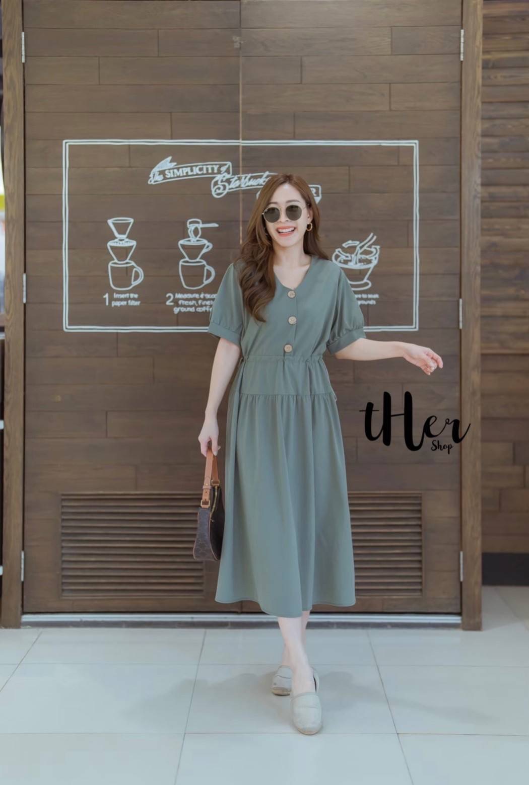 T H E R พร้อมส่งค่า🌿🌿 Long Dressเดรสคอวีแต่งกระดุมตัวยาวดีไซน์สวย ดีเทลช่วงเอวปรับรูดได้กระโปรงทรงระบายพริ้วๆผ้าทิ้งตัว ใช้ผ้าเนื้อดี ผ้านิ่มใส่สวย ตัวเดียว ใส่เที่ยวใส่ชิวได้เลยค่ะ ห้ามพลาดน้า