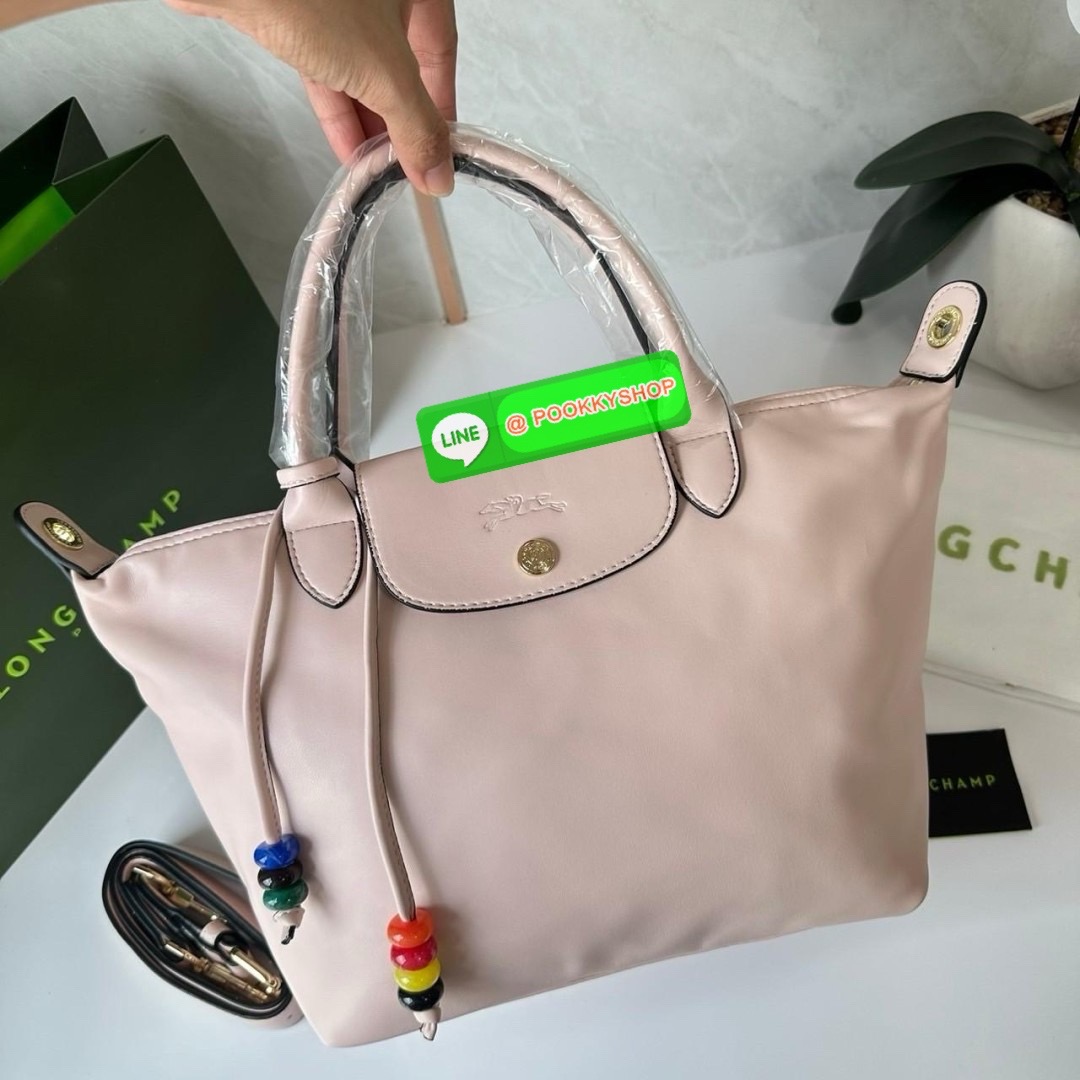 LONGCHAMP Le Pliage Xtra L Leather Handbag 🔖กระเป๋าสะพายคอสบอดี้ รุ่นใหม่โด่ดเด่นลูกเล่นของลูกปัดห้อยสีสันสดใส ทำให้กระเป๋าดูมีลูกเล่นมากขึ้น 🔖วัสดุ : หนังวัวทั้งใบนิ่มน่าสัมผัส 🔖เปิด-ปิดแบบกระดุมแป็ก มีซิปปิดปากกระเป๋าอีกชั้น ป้อง