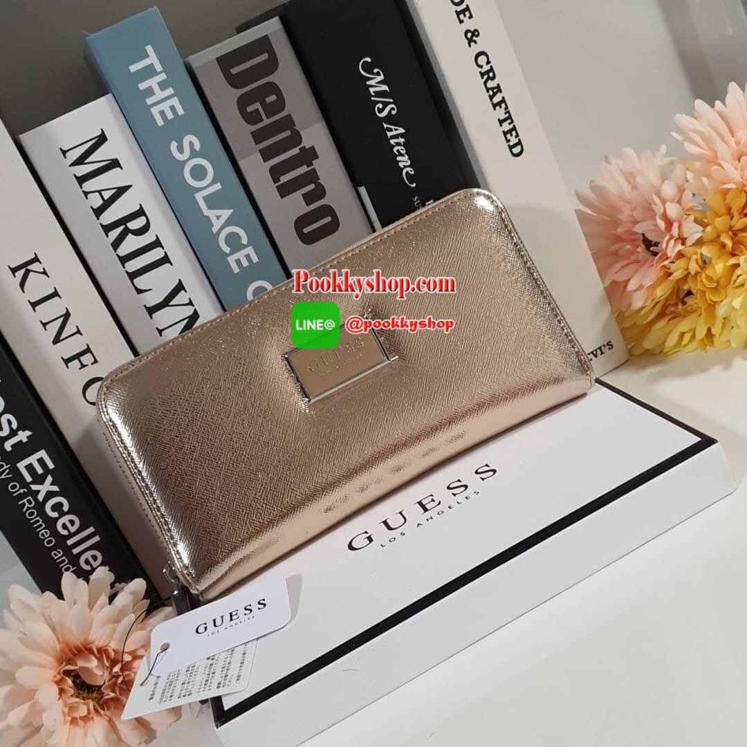 GUESS WOMEN'S WALLET กระเป๋าตังค์แบบซิปรอบ หนังลาย SAFFIANO ประดับโลโก้แบรนด์ด้านบน ด้านในมีซิปกลาง ไว้ใส่เหรียญ มีช่องใส่บัตรหลายช่อง ช่องใส่ธนบัตรมี2ช่องใหญ่ น้ำหนักเบา อุปกรณ์ครบ ห้ามพลาดค่า!