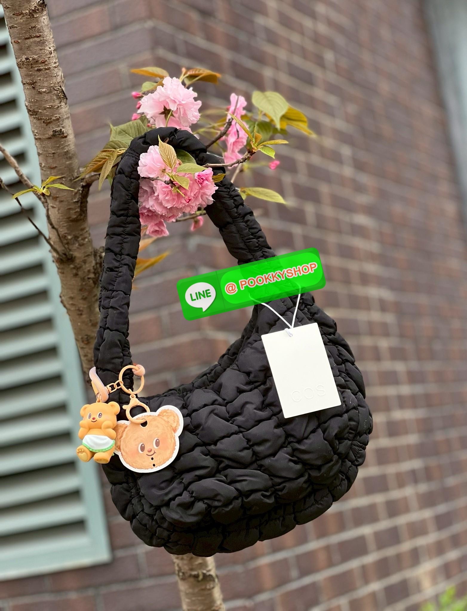 **สินค้าเข้าใหม่** ส่งพร้อมพวงกุญแจTeddy bearค่า กระเป๋าสวยพวงกุญแจน้องหมีก็น่ารัก #มีจำนวนจำกัด ห้า พลาดค่าา! 📌สีดำยังไงก็วินน แต่งตัวเสร็จออกจากบ้านหยิบใบนี้ติดมือได้เลย COS QUILTED MINI BAG BLACK 📸พร้อมส่ง! กระเป๋าจากแบรนด์COS ที่ไม่มีใ