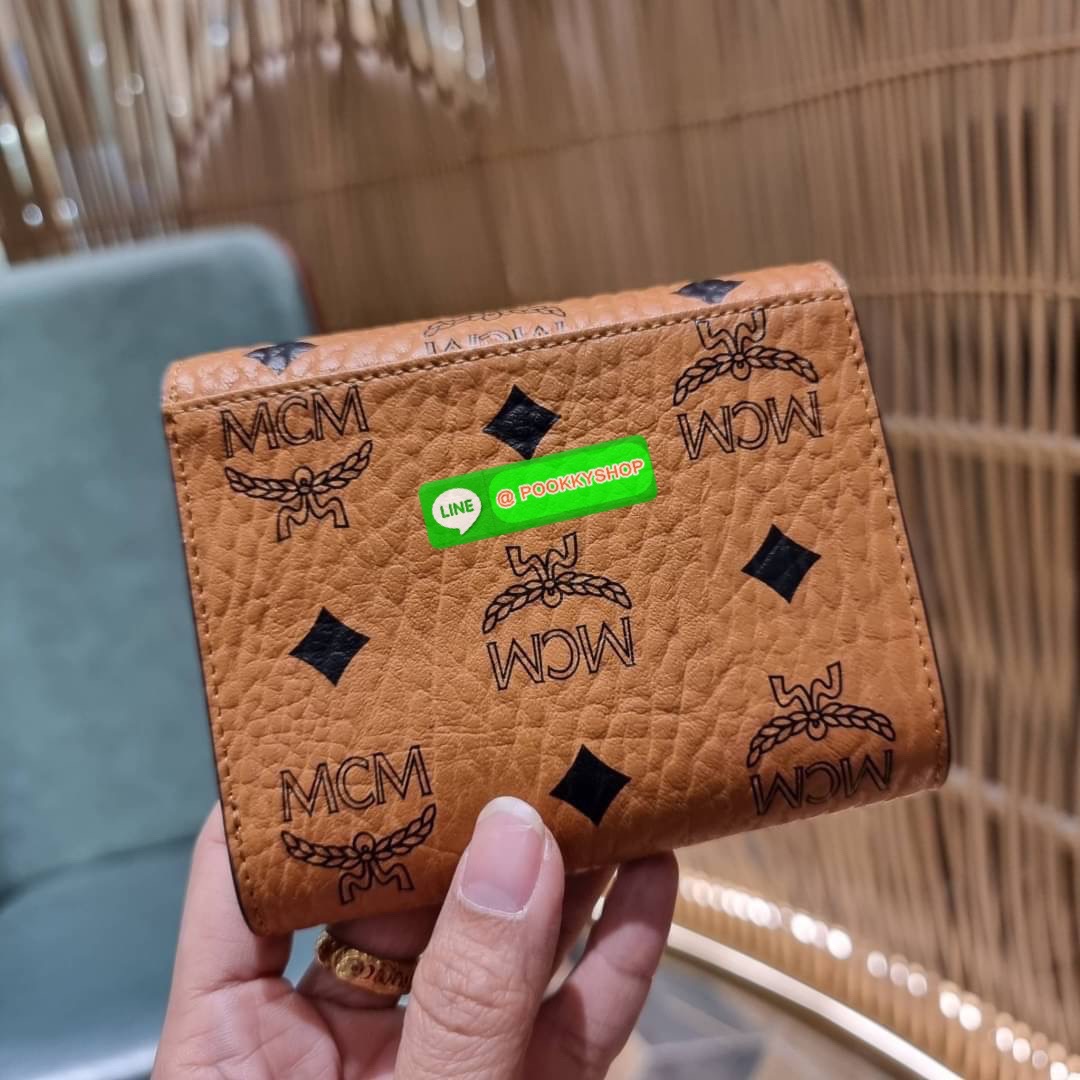 MCM PATRICIA THREE-FOLD WALLET IN VISETOS ดีไซน์ใหม่ กระเป๋าสตางค์ใบเล็ก รุ่นฝาพับ unisex ใช้ได้ทั้งหนุ่มๆและสาวๆน้า ใช้งานง่าย ด้วยกระดุมโลโก้ พกพาง่าย วัสดุหนังแคนวาสคุณภาพดี ภายในเป็นหนังแท้ นิ่ม สวย ใส่บัตรได้เยอะ ใส่ธนบัตรได้ทุกชนิด👍👍