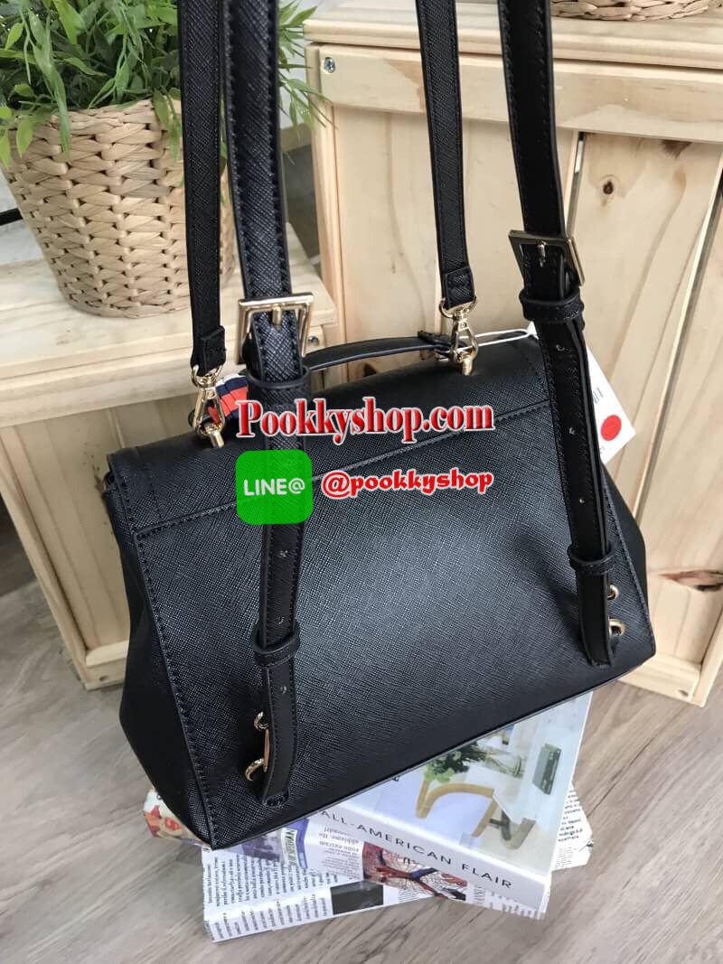 ZARA Convertible Backpack With Scarf กระเป๋าถือหรือสะพายรุ่นแนะนำดีไซน์เก๋วัสดุหนัง Saffiano สีดำอยู่ทรงสวยหรูสไตล์ PRADA โดดเด่นที่มาพร้อม Scarf พันหูหิ้วเเยกใช้ได้ เปิดปิดด้วยตัวล๊อคกด ด้านข้างมีกระดุมปรับขยาย ภายในมีโลโก้ สามารถใส่กระเป๋าสตางค์ใบยาวของ