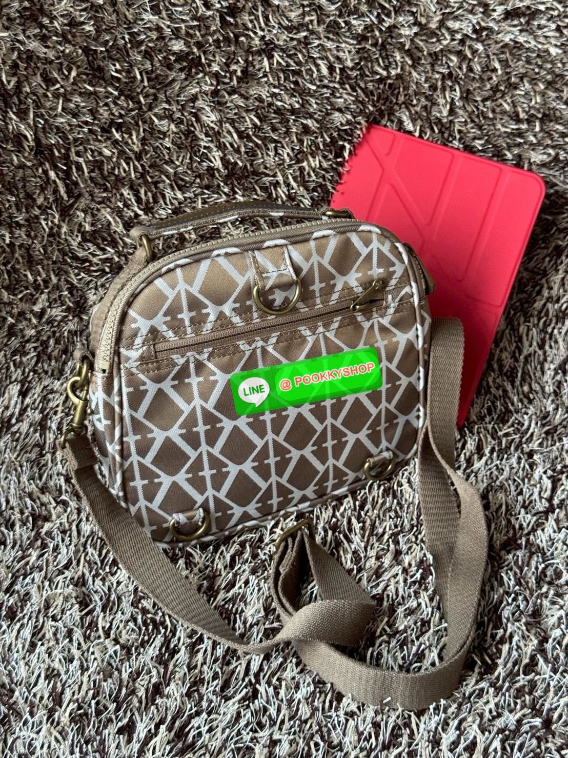 Kipling Candy 3 Ways กระเป๋าสไตล์มินิมอลล์ น้ำหนักเบาทำหลายสไตล์ ทั้งในแบบถือ สะพายพาดลำตัว หรือจะเป็นเป้ขนาดเล็กก็ได้ มีช่องซิปจัดระเบียบสิ่งของหลายช่อง ใส่สิ่งของจำเป็นได้ครบครัน