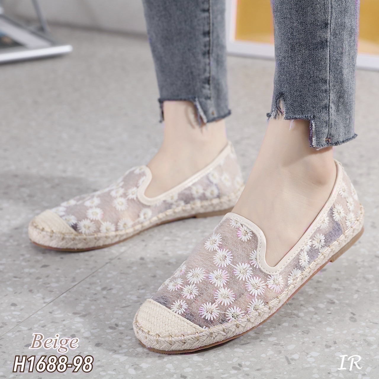 แบบขายดี!!! พร้อมส่ง !! รองเท้าคัทชูผ้าปักดอกเดซี่ พื้นนิ่ม ส้นกันลื่นอย่างดีพร้อมกล่อง น้องน่ารักมาก แนะนำเลยจ้า