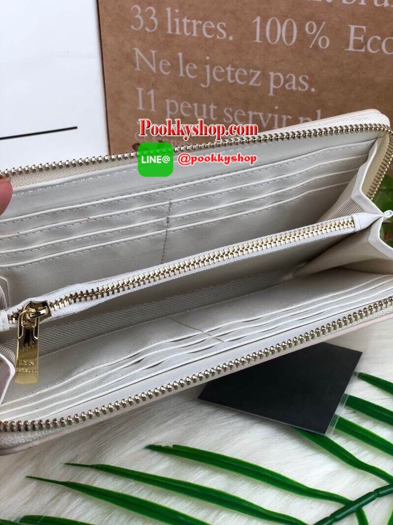 LYN LONG WALLET กระเป๋าใบยาวซิปรอบ ด้านหน้าปั๊มโลโก้แบรนด์ มีช่องซิปซ่อนด้านหน้าสามารถใส่เหรียญได้ เปิดปิดด้วยซิปรอบ ด้านในมีช่องใส่ธนบัตรตามยาว 2 ช่อง ช่องซิปใส่เหรียญและช่องการ์ด ทรงสวย รุ่นนี้สวยเก๋มากๆ สาวต้องมีซักใบค่า *มีถุงผ้า, ป้ายแทคราคา*