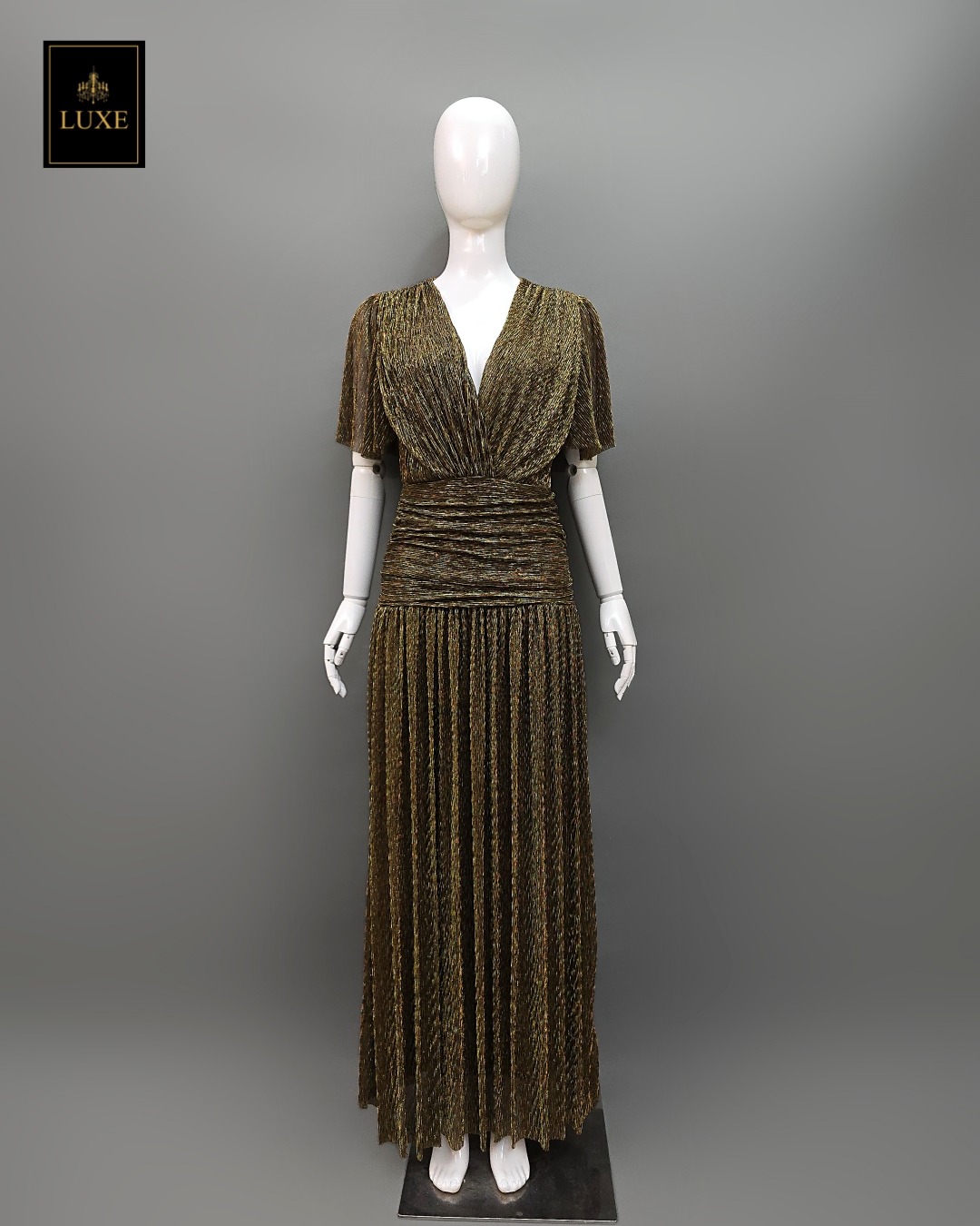 เดรสแฟชั่น แม็กซี่เดรสเสื้อคอวีป้าย แขนระบาย กระโปรงจับเดรปเข้ารูปตรงสะโพก ต่อชายกระโปรงบาน