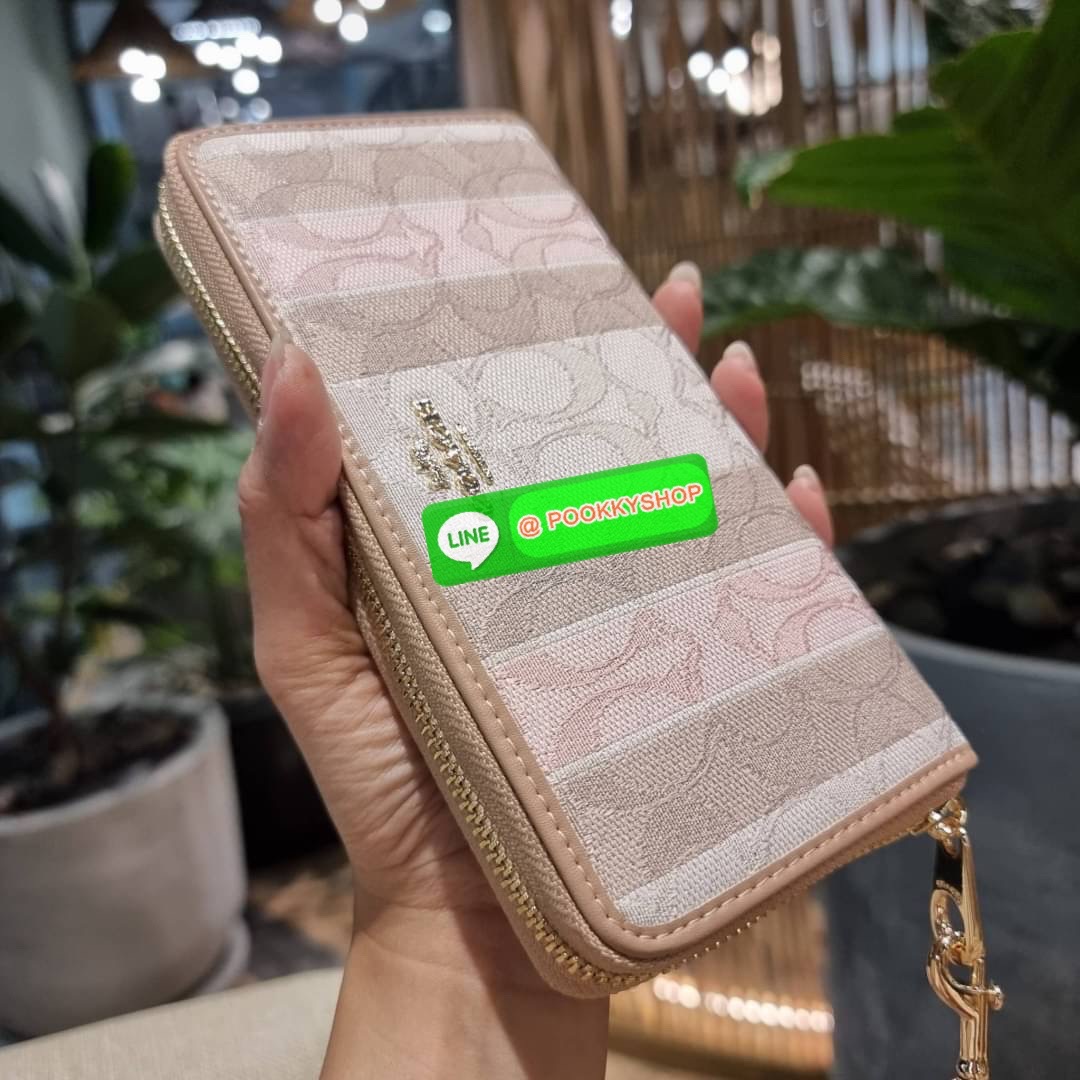 COACH C8313 LONG ZIP AROUND WALLET WITH SIGNATURE JACQUARD WITH STRIPES พร้อมเสิร์ฟความเลิศหรู ใหม่ล่าสุด กระเป๋าสตางค์ใบยาวกึ่งคล้องมือ ดีไซน์ผู้ดี๊ผู้ดี รุ่นขายดี ถือใช้คือขับผิวสุด!! วัสดุผ้า jacquard ลวดลายดูแพง มาพร้อมสายคล้องมือ ถอดออกได้ ภายในใส่บั