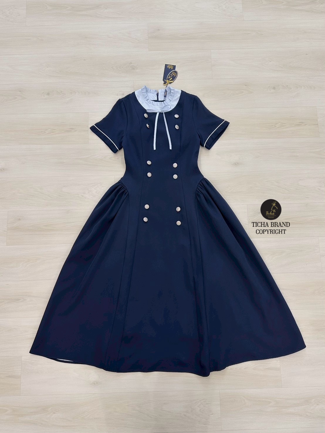 เดรสแฟชั่น Maxi เดรสแขนสั้นสีกรม คอเต่า ดีเทลช่วงคอระบายตามขอบสีฟ้า