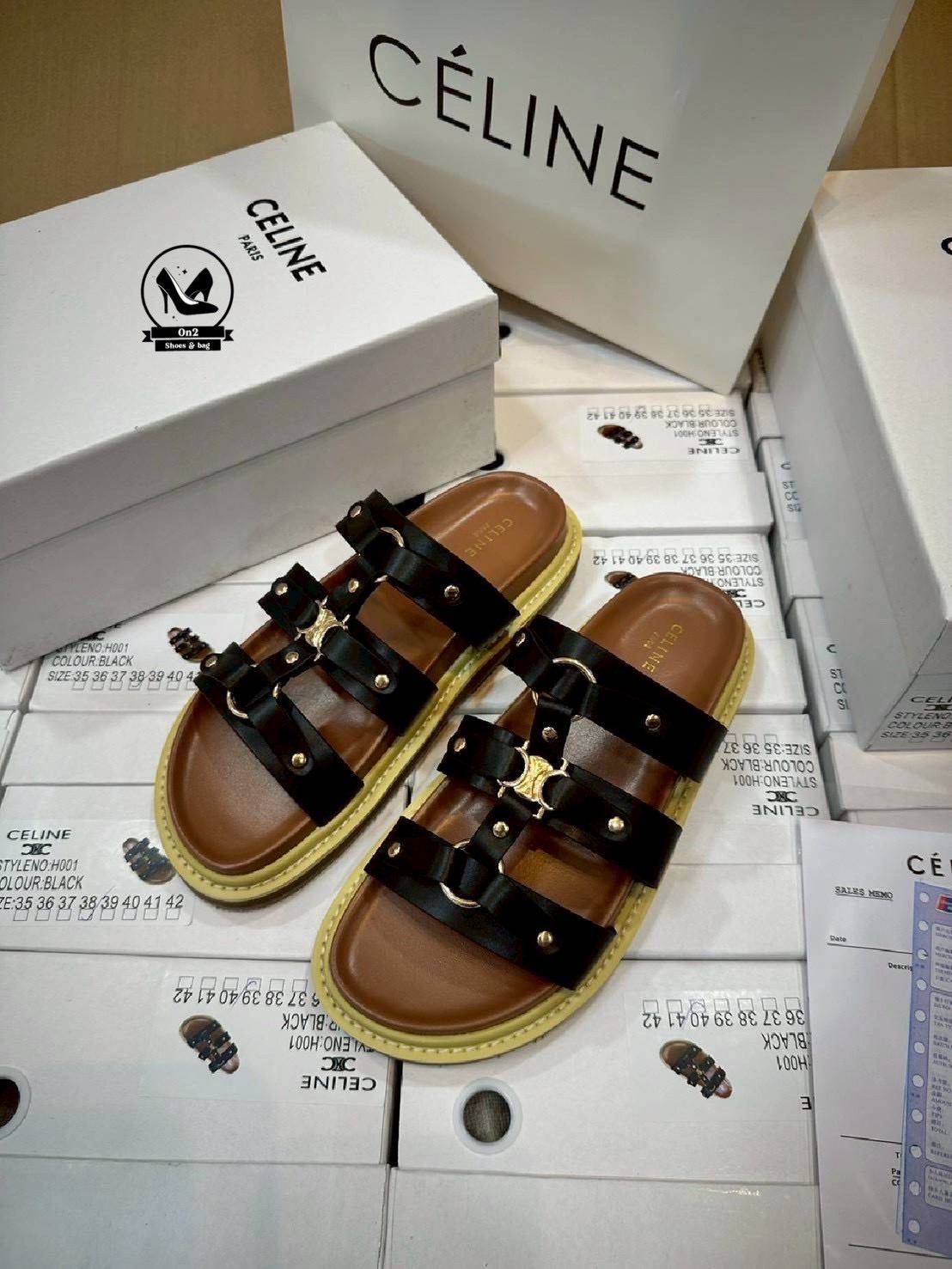 รองเท้าแตะเสริมส้ Celine ดีไซน์ที่ดูหรูหราและทันสมัย เน้นความเรียบง่ายและฟังก์ชันการใช้งานที่ดีเยี่ยม มีส้นเล็กน้อยออกแบบให้ดูทันสมัยและสามารถสวมใส่ได้ทั้งในโอกาสทางการและไม่เป็นทางการสายรัดข้อที่สามารถปรับให้กระชับพอดีกับขา ช่วยเพิ่มความมั่นคงและไม่ลื่นไ