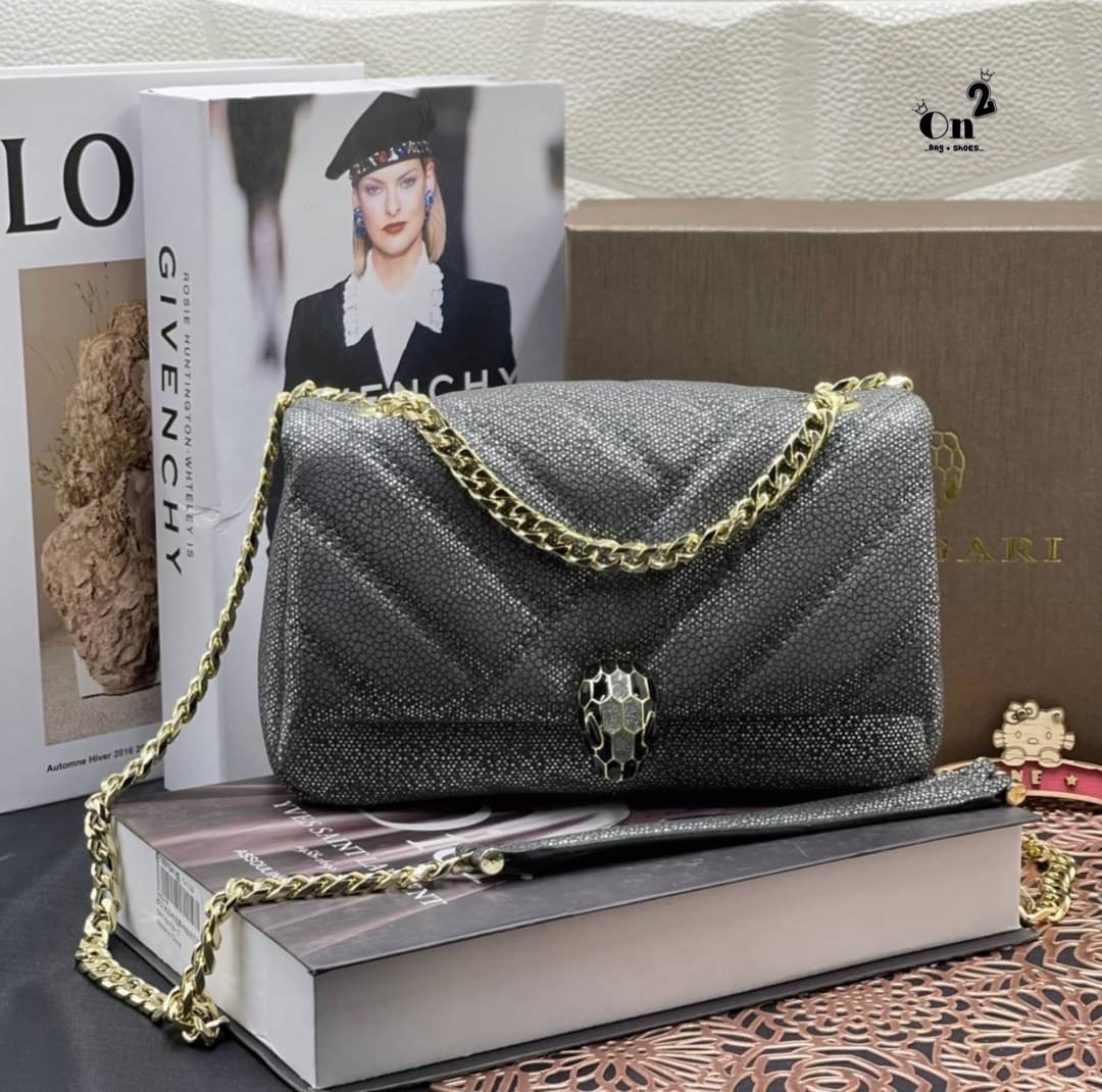 BVLGARI SERPENTI CABOCHON CROSS BODY BAG กระเป๋าสะพายข้าง bvlgari ทรงนี้เป็นทรงคลาสสิคของแบรนด์เลยค่า คือใบนี้แกะแบบมาเป๊ะมากๆ สายสะพายสามารถดึงสั้นยาวได้สวยถูกใจแม่มากห้ามพลาดเลยจ้า