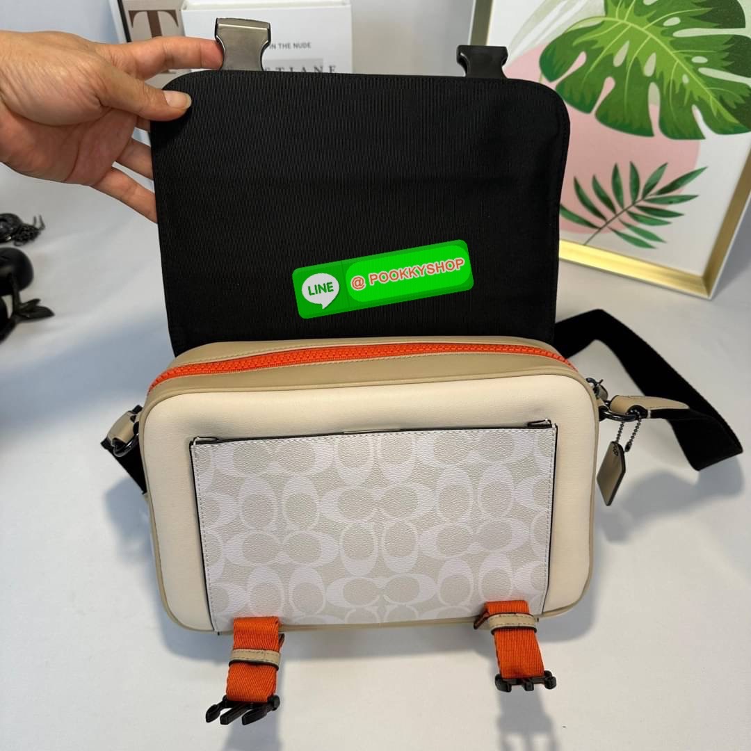 กระเป๋า COACH TRACK CROSSBODY IN COLORBLOCK SIGNATURE CANVAS (COACH C2725) กระเป๋าสะพายใบใหญ่ Unisex ที่เท่ได้ทั้งชายและหญิง วัสดุหนังแท้ หนังนิ่ม สัมผัสมือดีมากๆ เก็บดีเทลด้วยหนังแคนวาสคุณภาพ เนียบคมกริบ อยู่ทรงสวย ขนาดกำลังดี ไม่เล็ก ไม่ใหญ่เกินไป ด้านใ