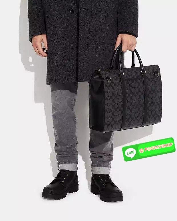 COACH GRAHAM ZIP BRIEF (CE439) 🔖กระเป๋าใส่โน๊ตบุ๊คใส่เอกสารใบใหญ่ 🔖วัสดุ:หนังแท้ทั้งใบ 🔖เปิดปิดด้วยซิป ภายในกว้าง มีช่องย่อยใส่ของจุกจิก ช่องใส่บัตร ใส่เอกสารและของสำคัญได้เยอะ 🔖สายสะพายสามารถถอดออกและปรับระดับได้คะ