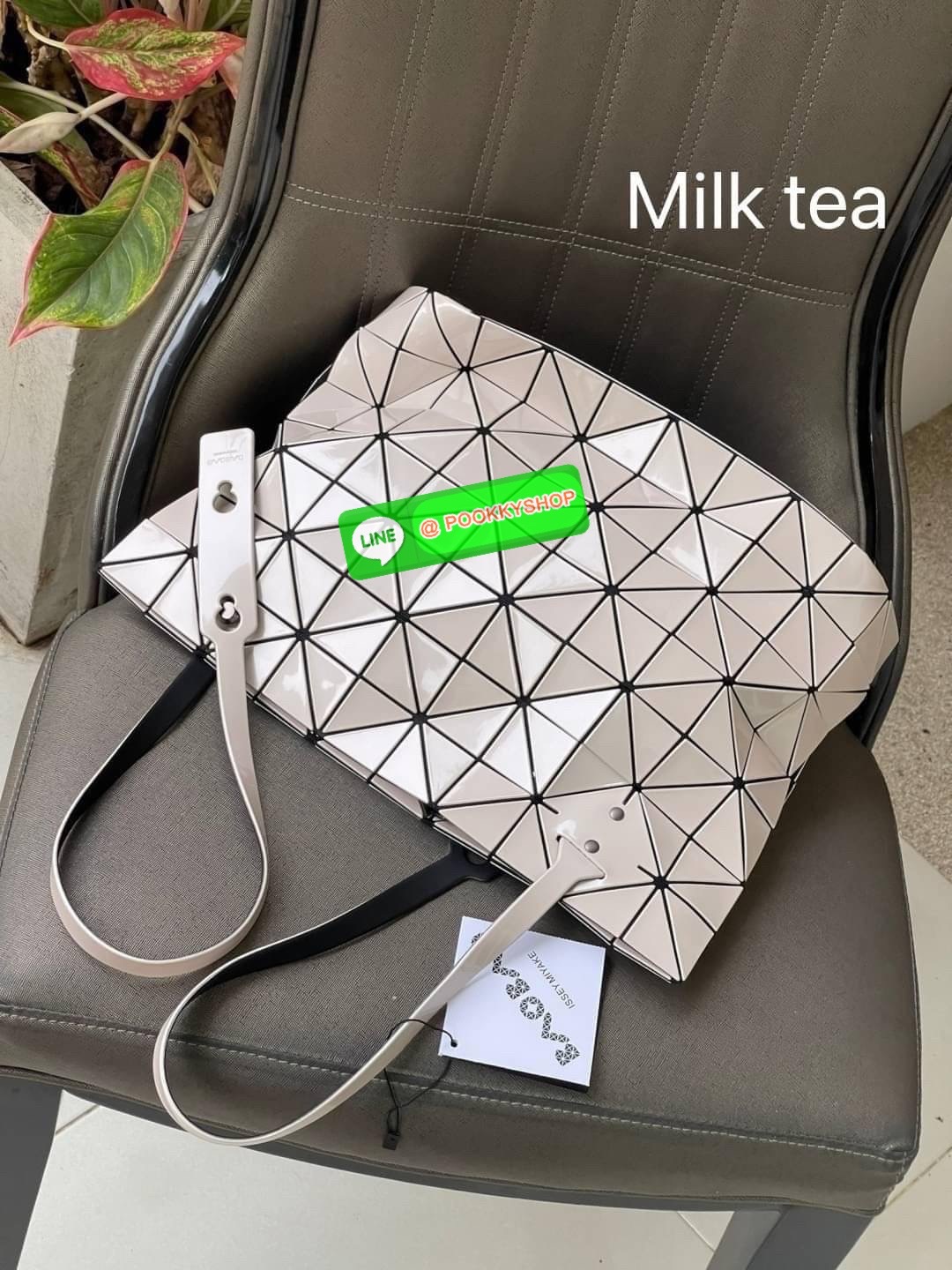 💕 Bao Bao Issey Miyake ROCK MATTE ซีรีส์นี้จะเป็นทรงสี่เหลี่ยมผืนผ้า มีซิปปิดด้านบน ถือเป็นรุ่นที่เหมาะกับการใช้งานในชีวิตประจำวัน สามารถพับมุมและบริเวณด้านล่างของกระเป๋าเพื่อเพิ่มความสะดวกสบายในการใช้งาน ทั้งยังช่วยให้วางกระเป๋าในแนวตั้งได้อีกด้ว