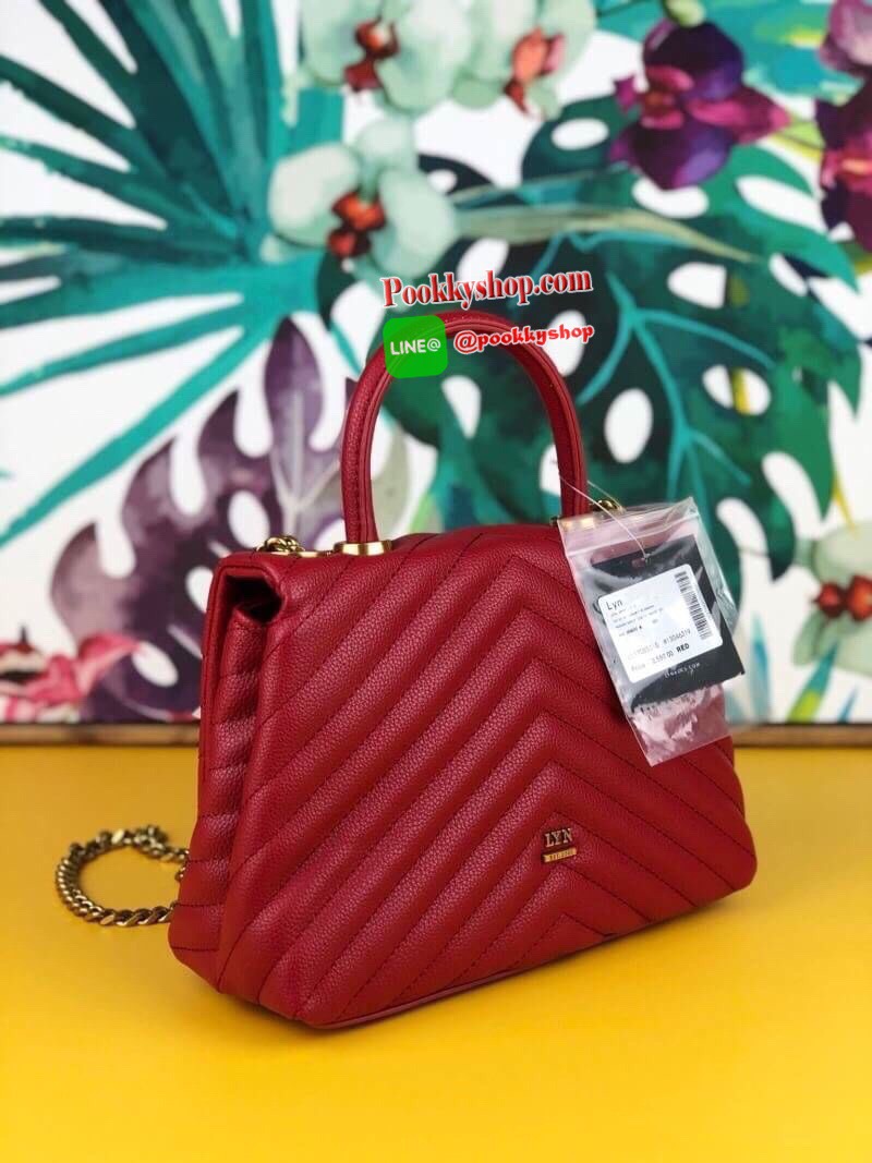 LYN ABSOLUTE DREAM กระเป๋าถือ/สะพายสายโซ่สีคลาสสิค วางอยู่ทรง มีหมุดรองฐาน 4 มุม ตัวกระเป๋าเดินด้ายลายเชฟรอนพร้อมประดับลายน่ารัก เปิดปิดด้วยกระดุมแม่เหล็ก ด้านในแบ่งเป็น 2 ช่องใหญ่ จุของพอสมควรค่ะ ใส่ iPhone plus/กระเป๋าเงินใบกลางได้เหลือๆ เลยค่ะ สายสะพาย